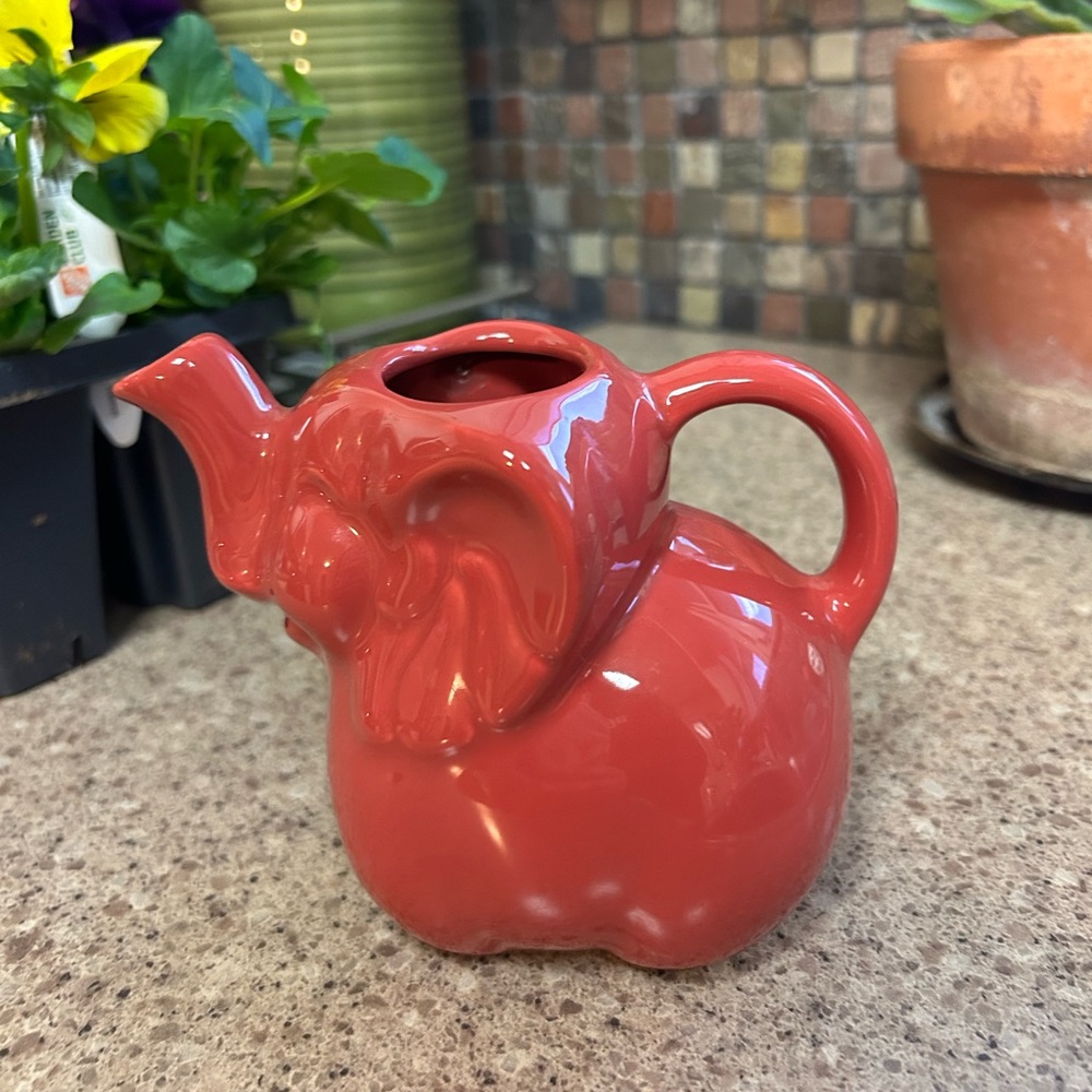 HOME ESSENTIALS | elephant pitcher